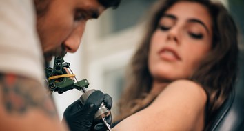 Cómo una artista de California, dedicada al tatuaje, venció a funcionarios de la salud pública que intentaron negarle el permiso