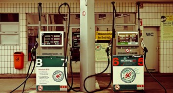 ¿Por qué está bajando el precio de la gasolina?