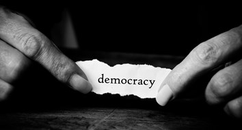 La democracia está muerta, y la democracia la mató